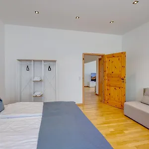 Kaza Guesthouse, Centrally Located 2 & 3 Bedroom In Apartment Augsburg